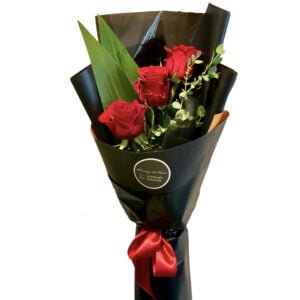3 red roses bouquet